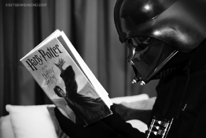 darth-vader-reading-harry-potter-and-the-deathly-hallows
